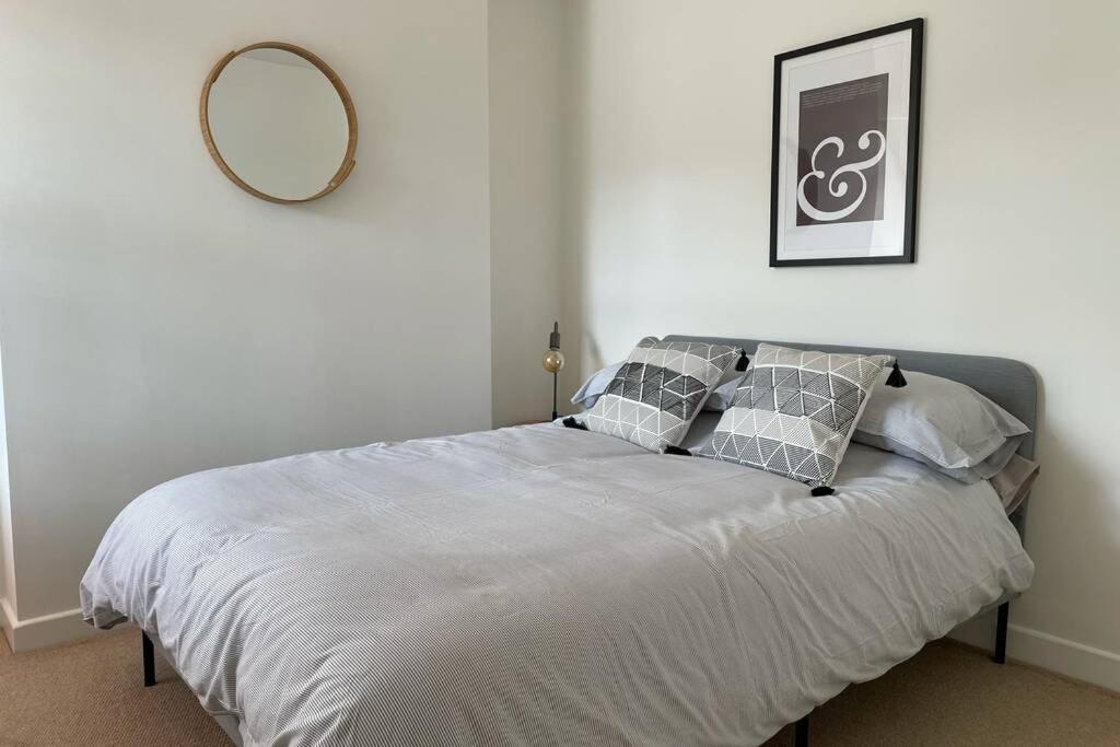 Kuva 9: Apartment with stunning views of Menai Strait.
