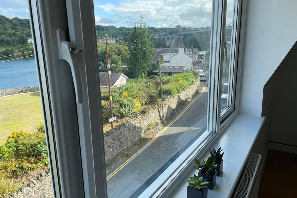 Kuva 10: Apartment with stunning views of Menai Strait.