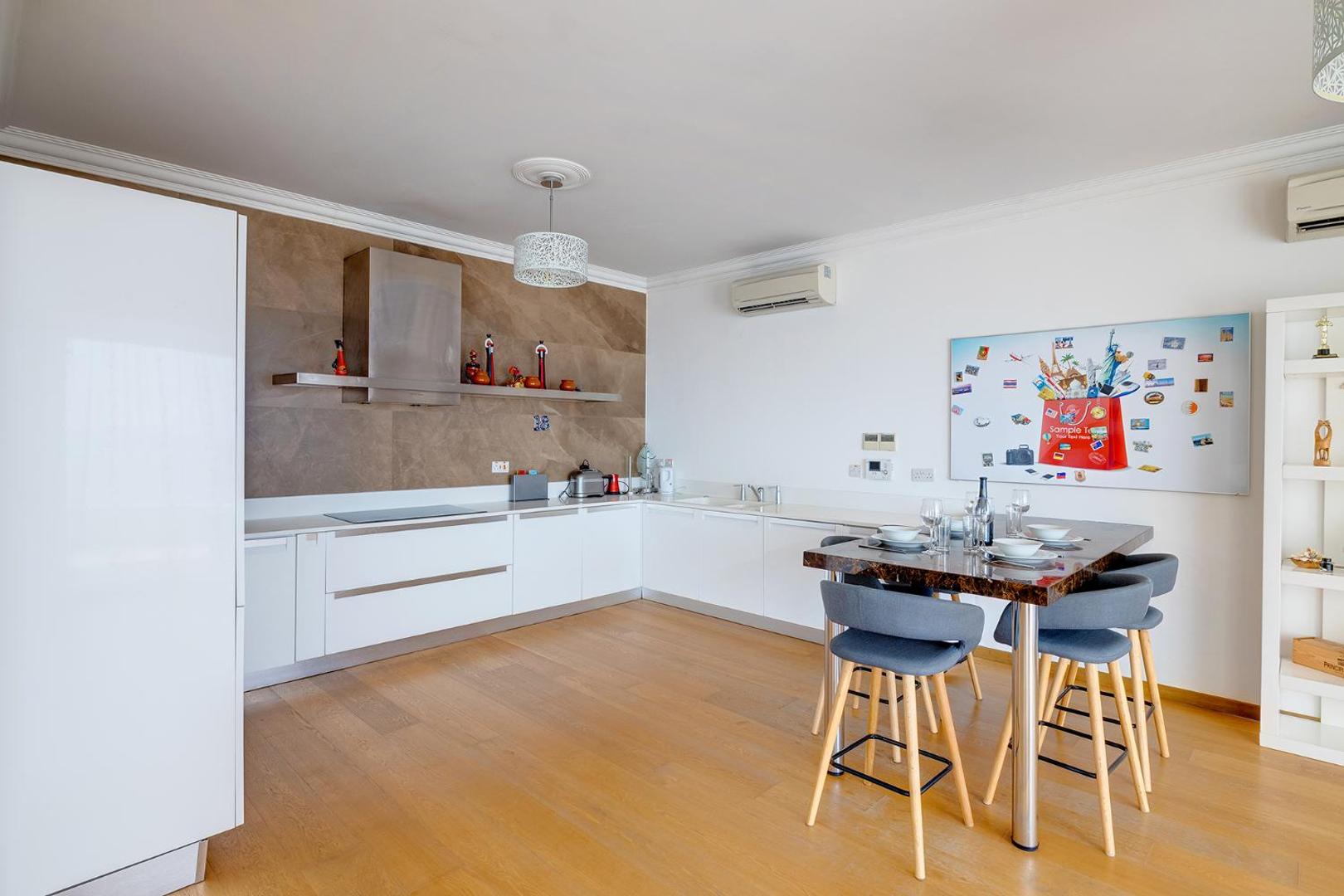 Φωτογραφία 6: Seafront Apartment in Sliema with Pool, Upmarket Complex
