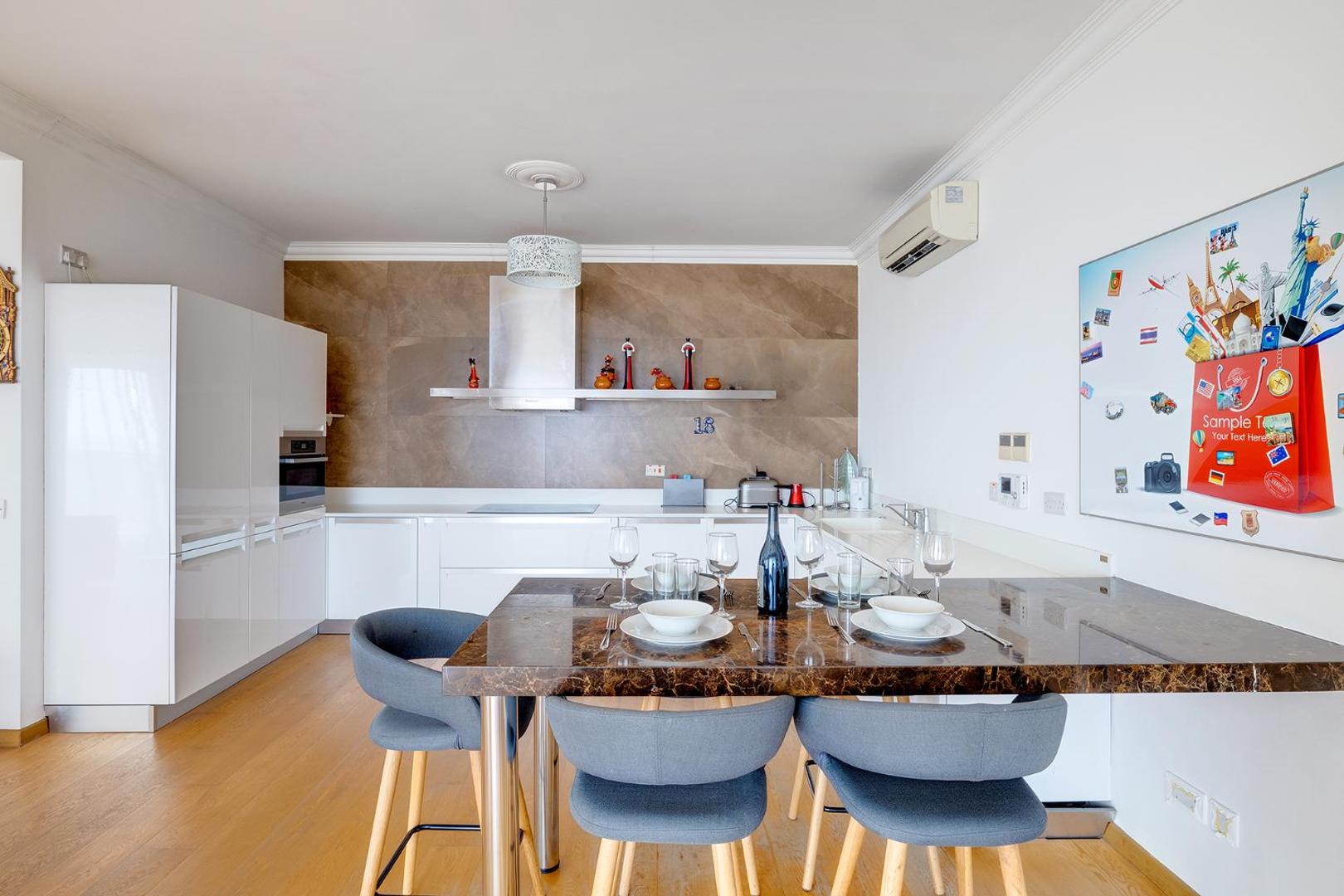 Φωτογραφία 5: Seafront Apartment in Sliema with Pool, Upmarket Complex