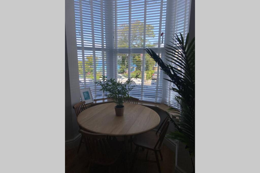 Zdjęcie 2: Central, stylish 3 bed apartment with sea views