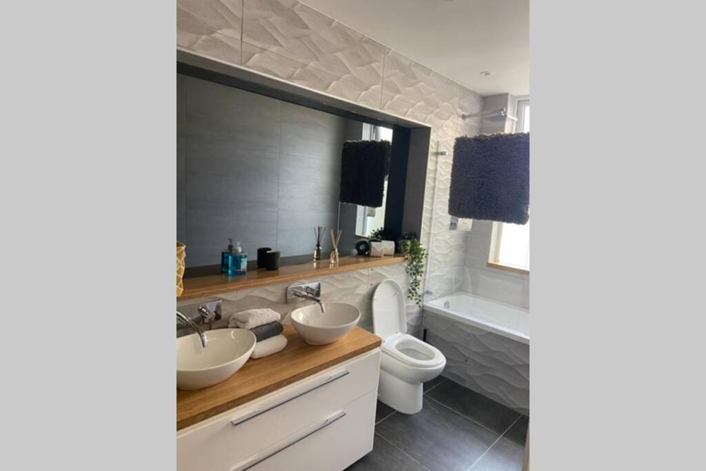 Zdjęcie 8: Central, stylish 3 bed apartment with sea views