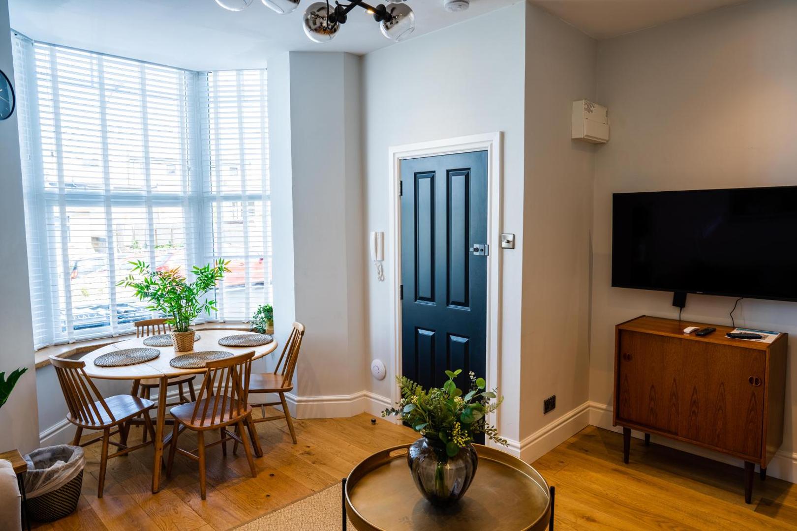 Zdjęcie 9: Central, stylish 3 bed apartment with sea views