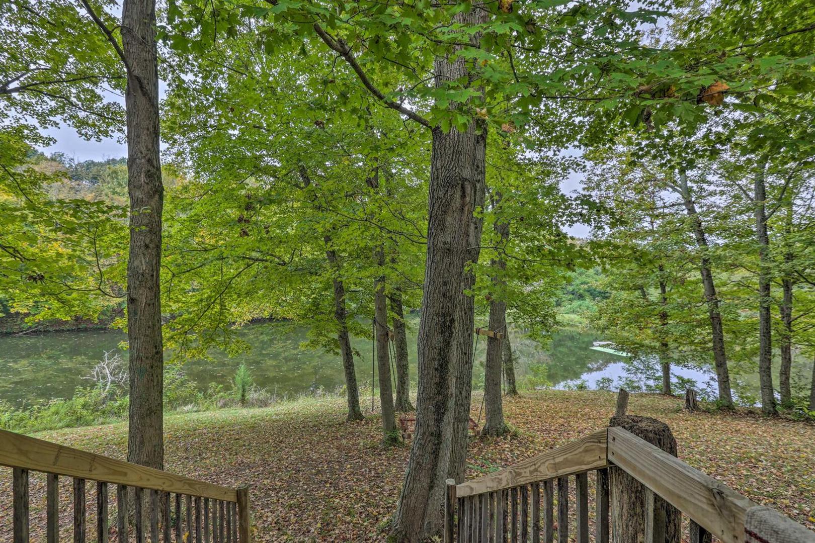 Zdjęcie 2: Rustic Cabin in the Woods 2-Acre Fishing Pond!