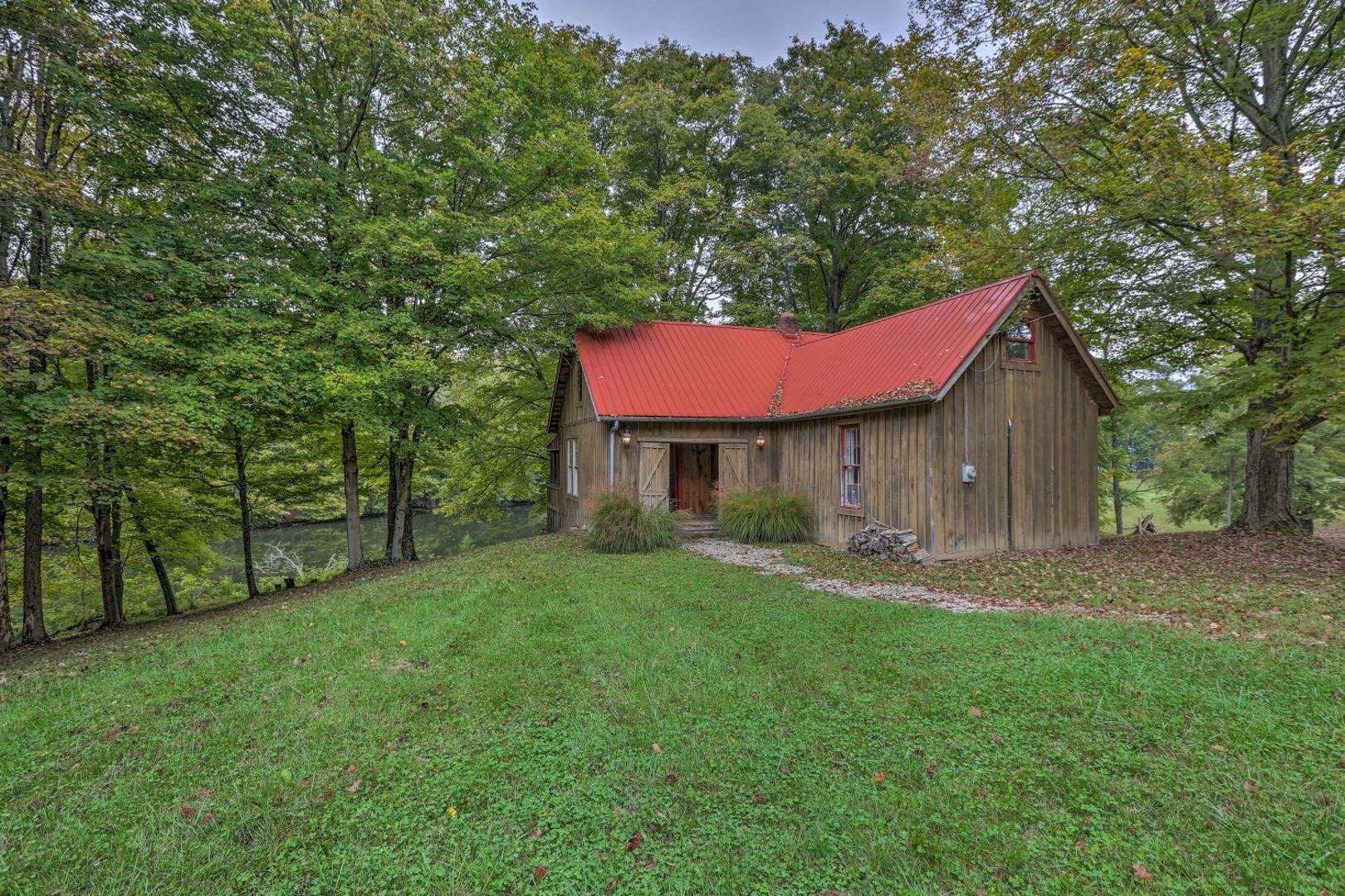Zdjęcie 3: Rustic Cabin in the Woods 2-Acre Fishing Pond!