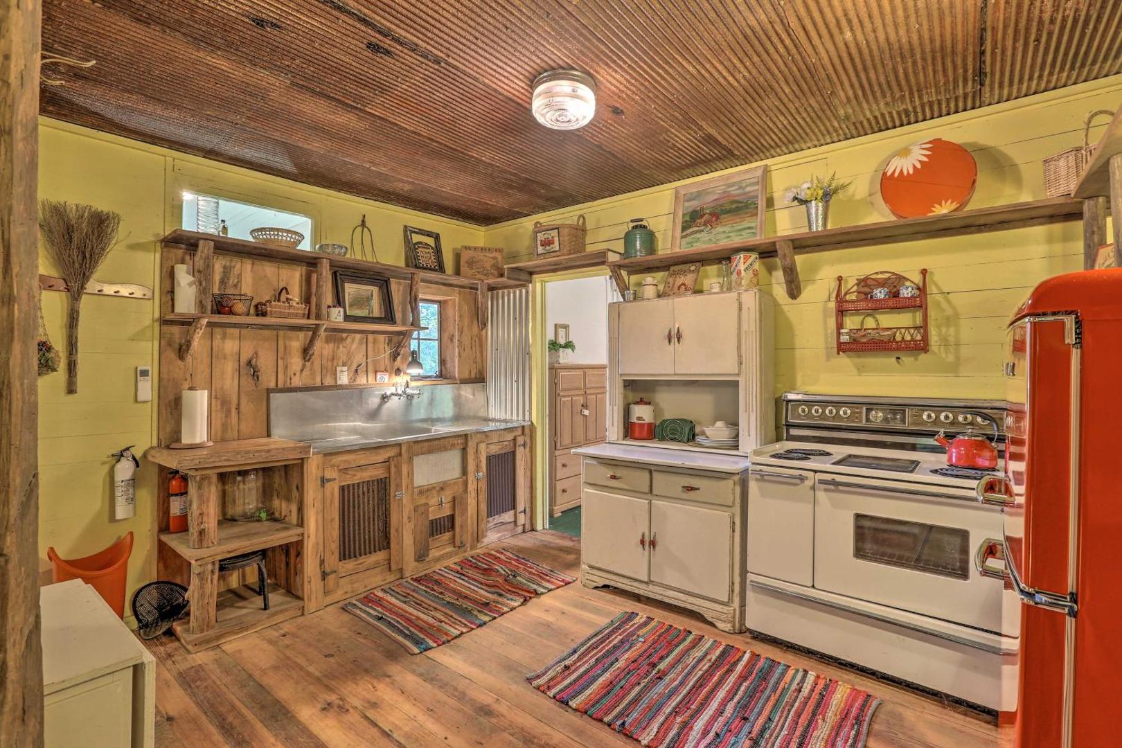 Zdjęcie 9: Rustic Cabin in the Woods 2-Acre Fishing Pond!