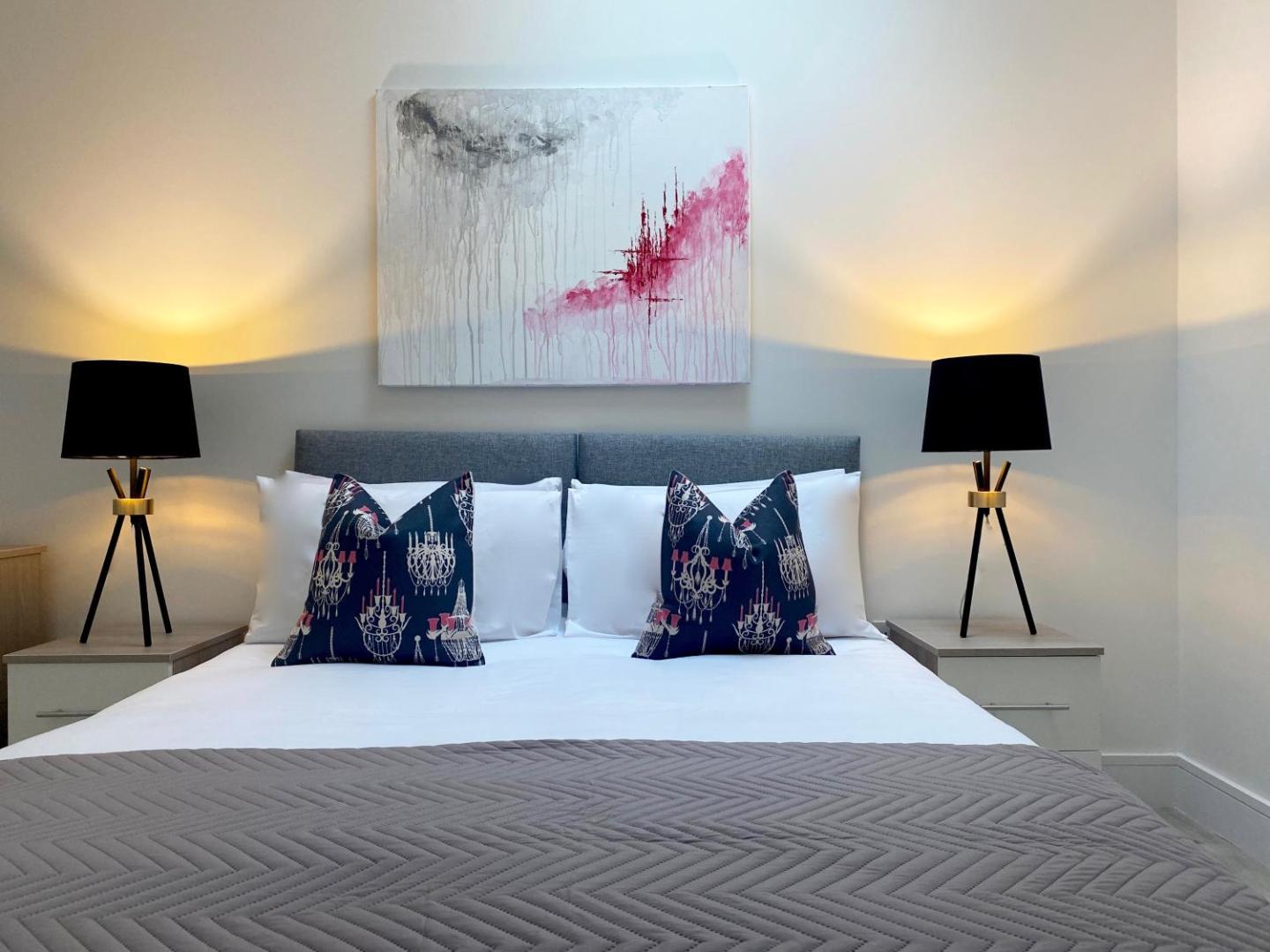 Fotografie 10: Peak at Fleet Heights Apartment Four