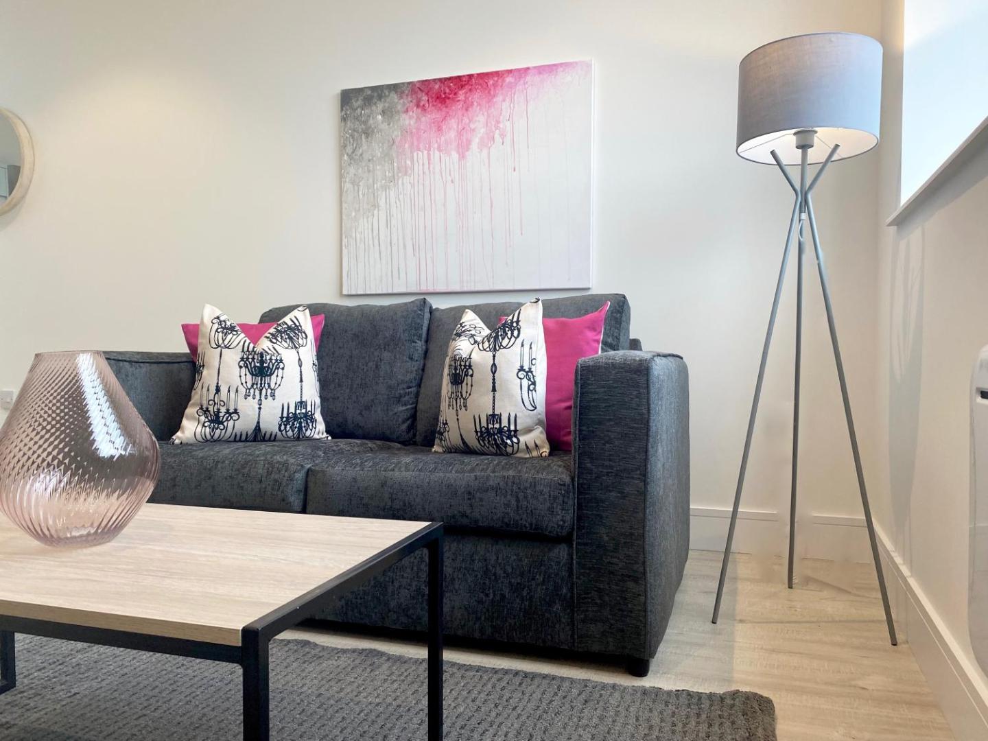 Fotografie 4: Peak at Fleet Heights Apartment Four