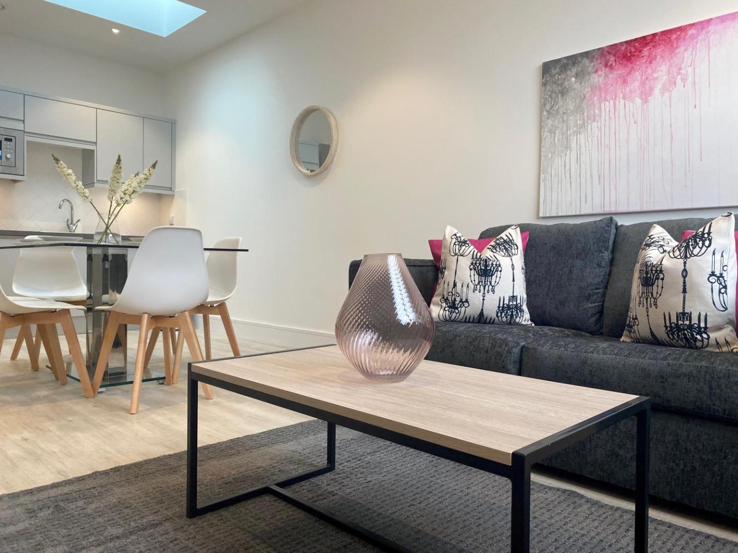 Fotografie 2: Peak at Fleet Heights Apartment Four