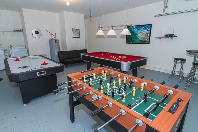 Foto 2: Extended Pool Deck - South Facing - Pool & Spa - Game Room - Family Friendly - Nr Disney