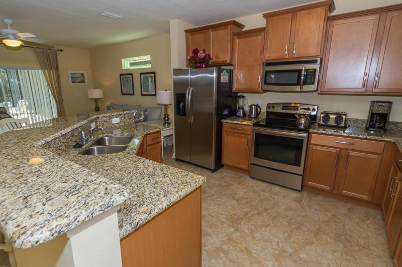 Foto 6: Extended Pool Deck - South Facing - Pool & Spa - Game Room - Family Friendly - Nr Disney