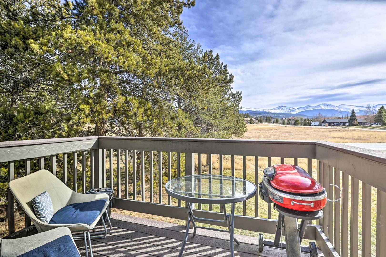 Foto 2: Condo with Balcony and Views - Steps to Ski Shuttle!