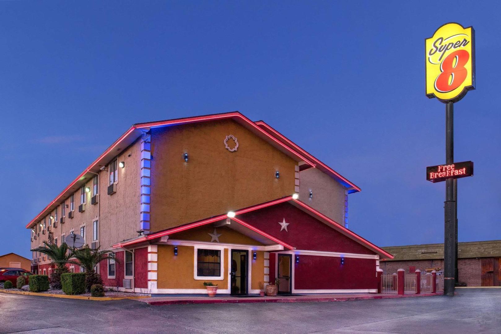 Photo 2 : Super 8 by Wyndham San Antonio/I-35 North