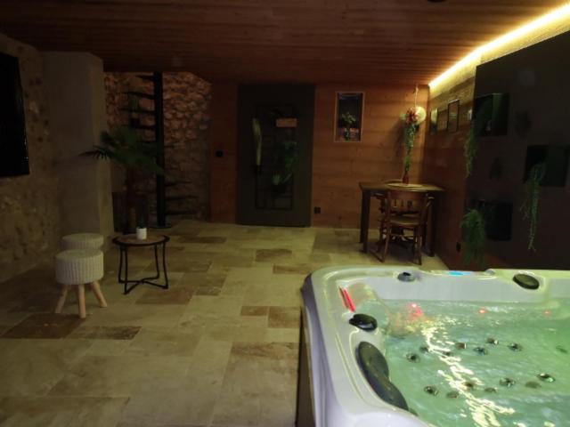 Maison Pérouges spa photo 3
