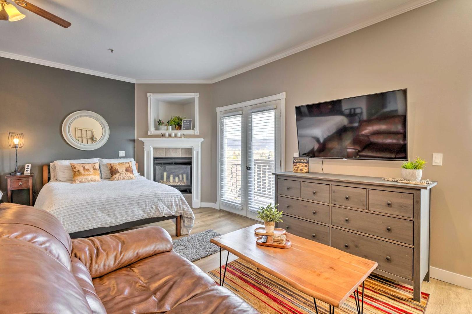 Foto 8: Large, Cozy Midway Studio with Mountain Views!