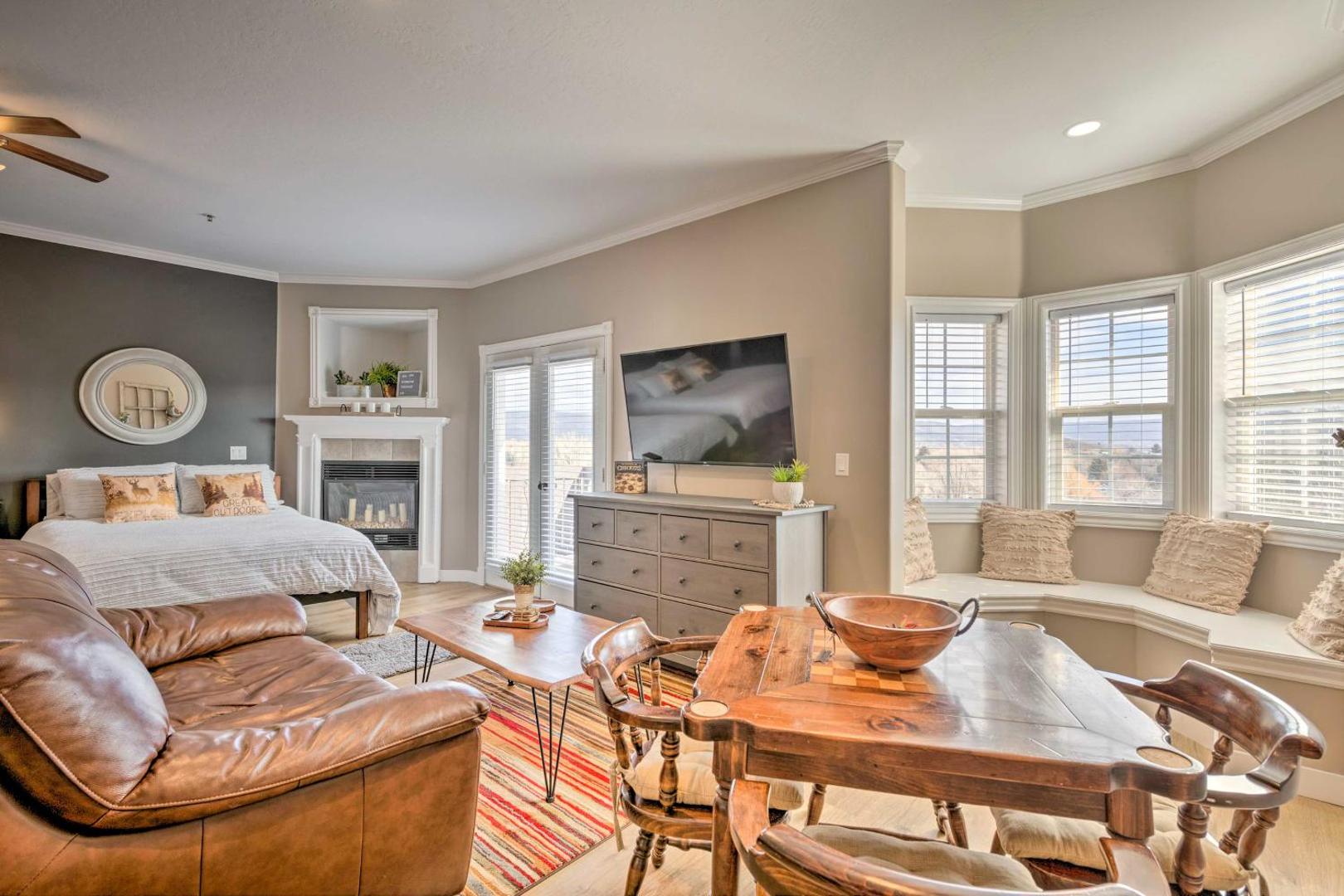 Foto 9: Large, Cozy Midway Studio with Mountain Views!