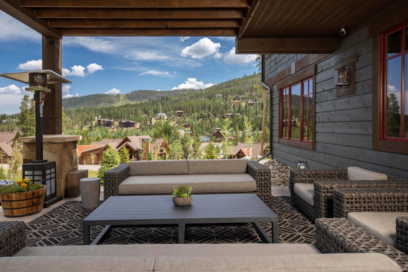 Zdjęcie 4: Spacious Elegance, 5 en-suites, hiking trail to town, packed with amenities!