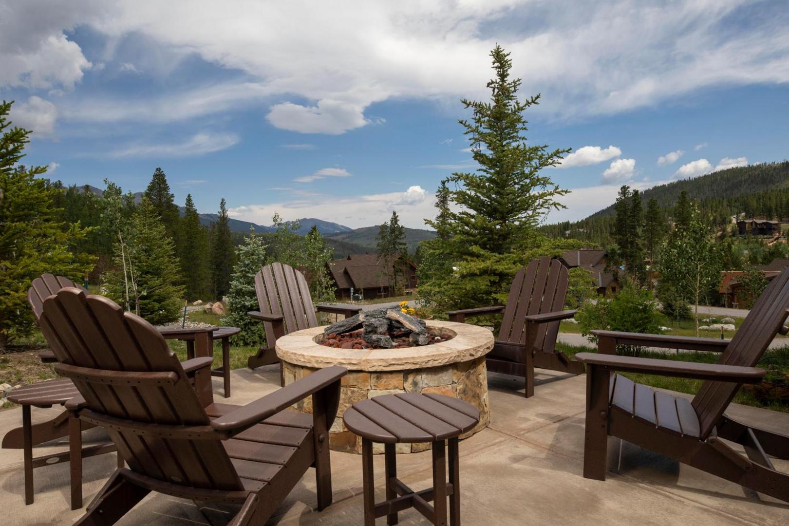 Zdjęcie 5: Spacious Elegance, 5 en-suites, hiking trail to town, packed with amenities!