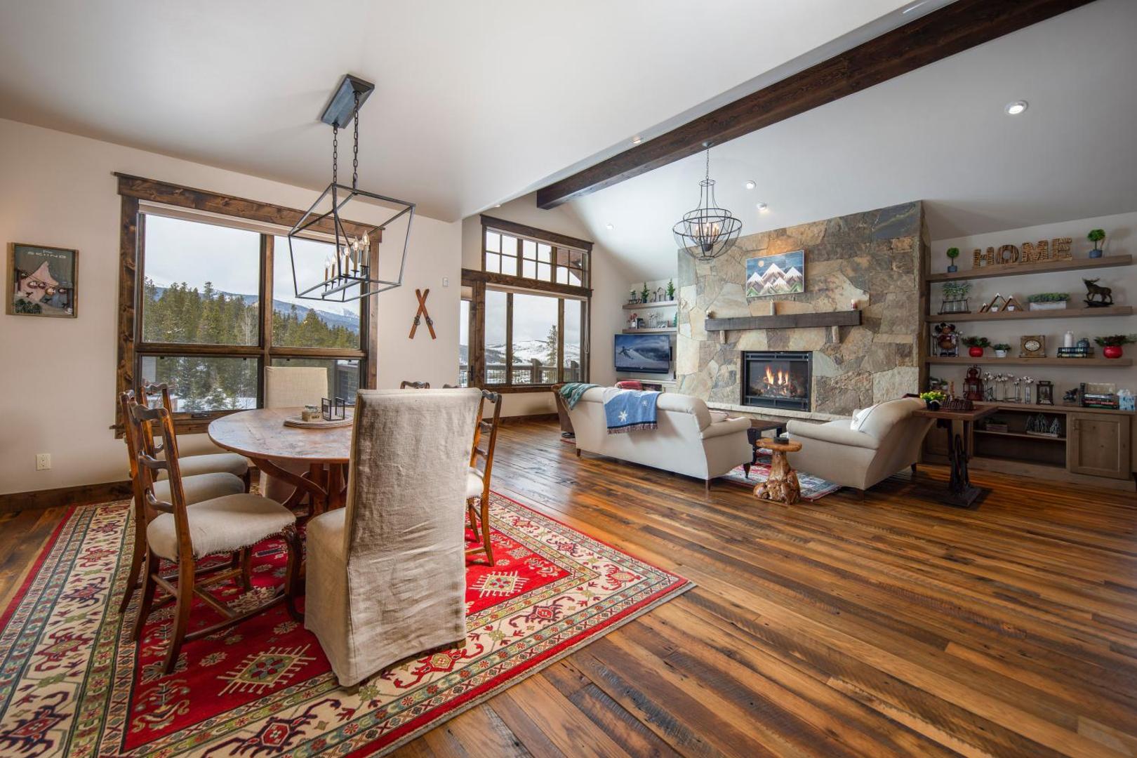Zdjęcie 8: Spacious Elegance, 5 en-suites, hiking trail to town, packed with amenities!
