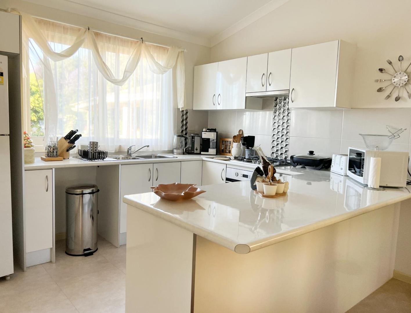 Bilde 6: Bright & Beautiful Home On The Hills!