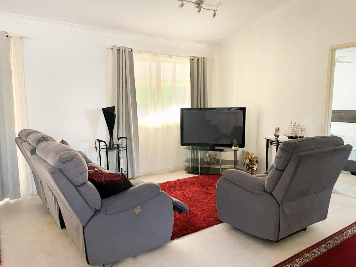 Bilde 5: Bright & Beautiful Home On The Hills!