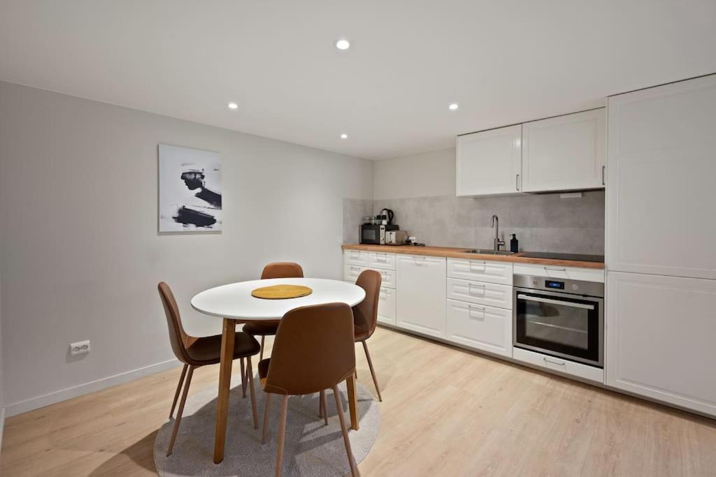 Zdjęcie 4: Practical Basement Apt with all home comforts close to City Centre