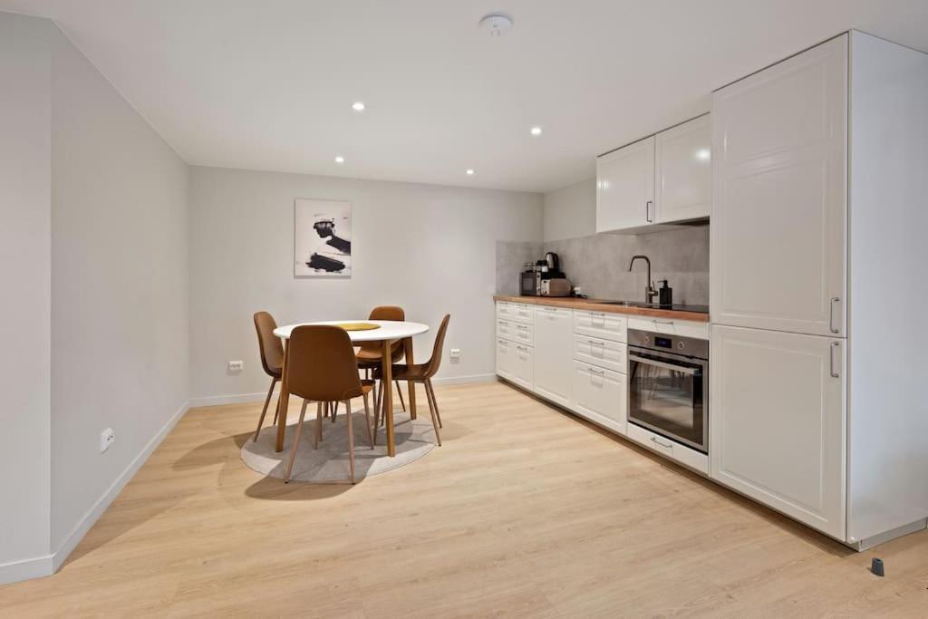 Zdjęcie 5: Practical Basement Apt with all home comforts close to City Centre