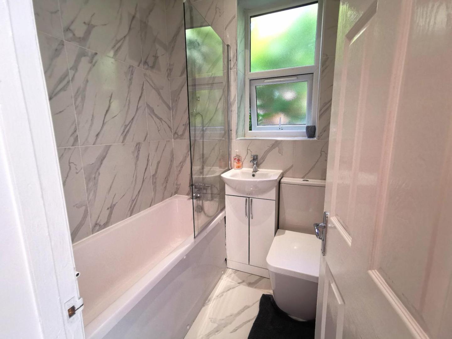 Foto 9: Flat-B, 4 Adults, 20 mins to Beach, Netflix, Wifi, Sleeps 4 Adults