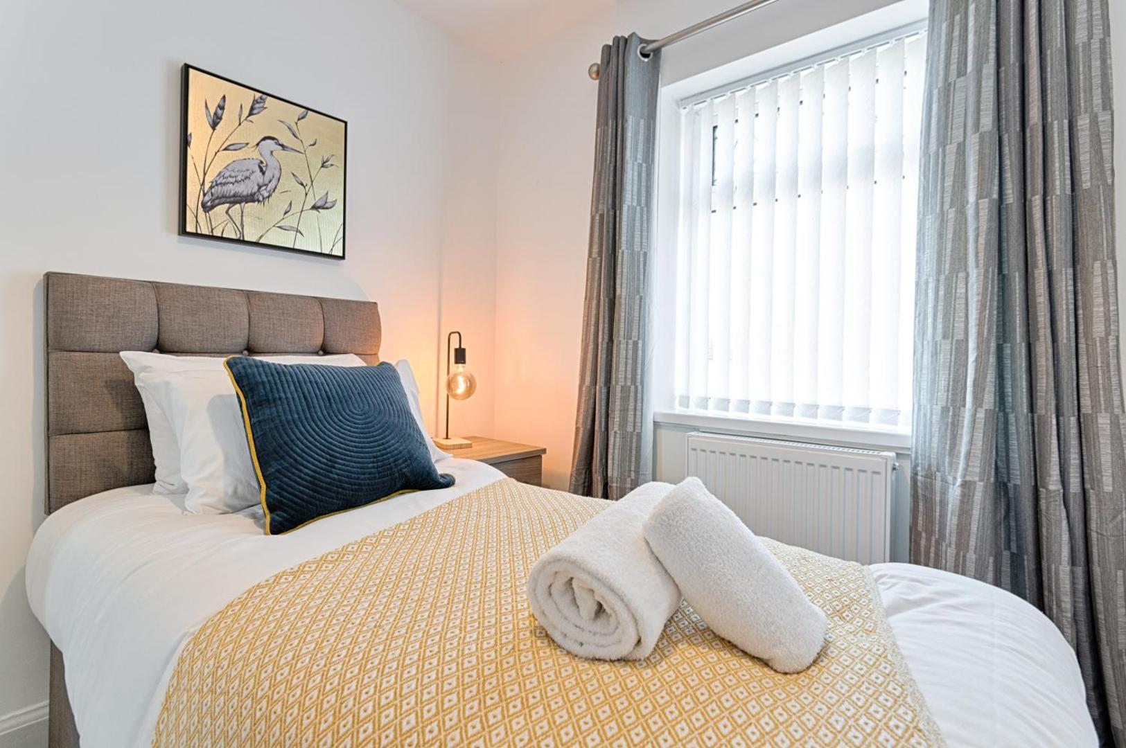 Foto 4: 4-Bed - 2 Bath - Off-Road parking - Ideal for Contractors