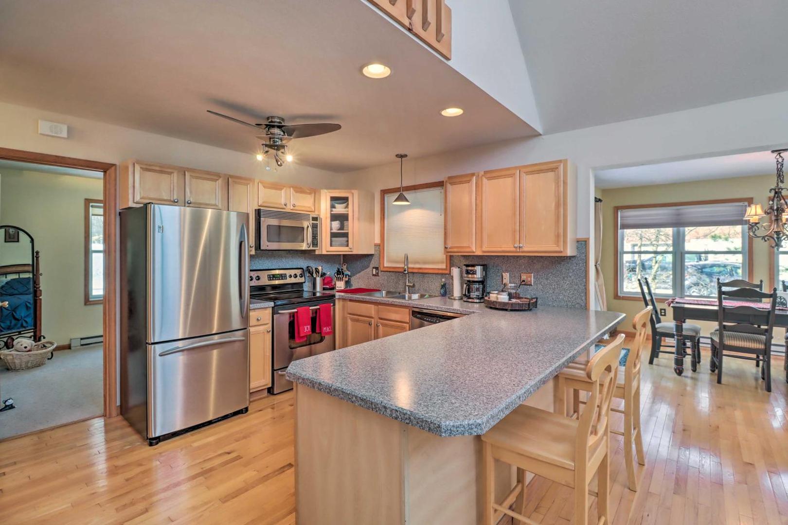 Fotografie 3: Deck, Pool, Trails Access: Pocono Family Home!
