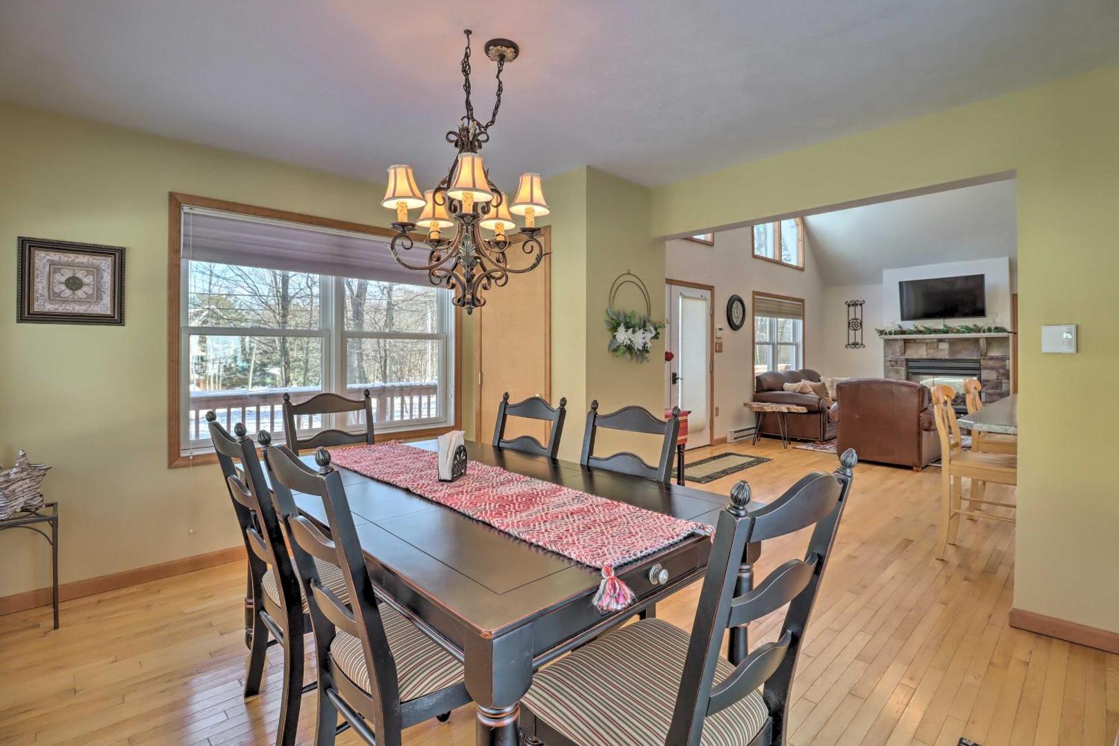 Fotografie 8: Deck, Pool, Trails Access: Pocono Family Home!