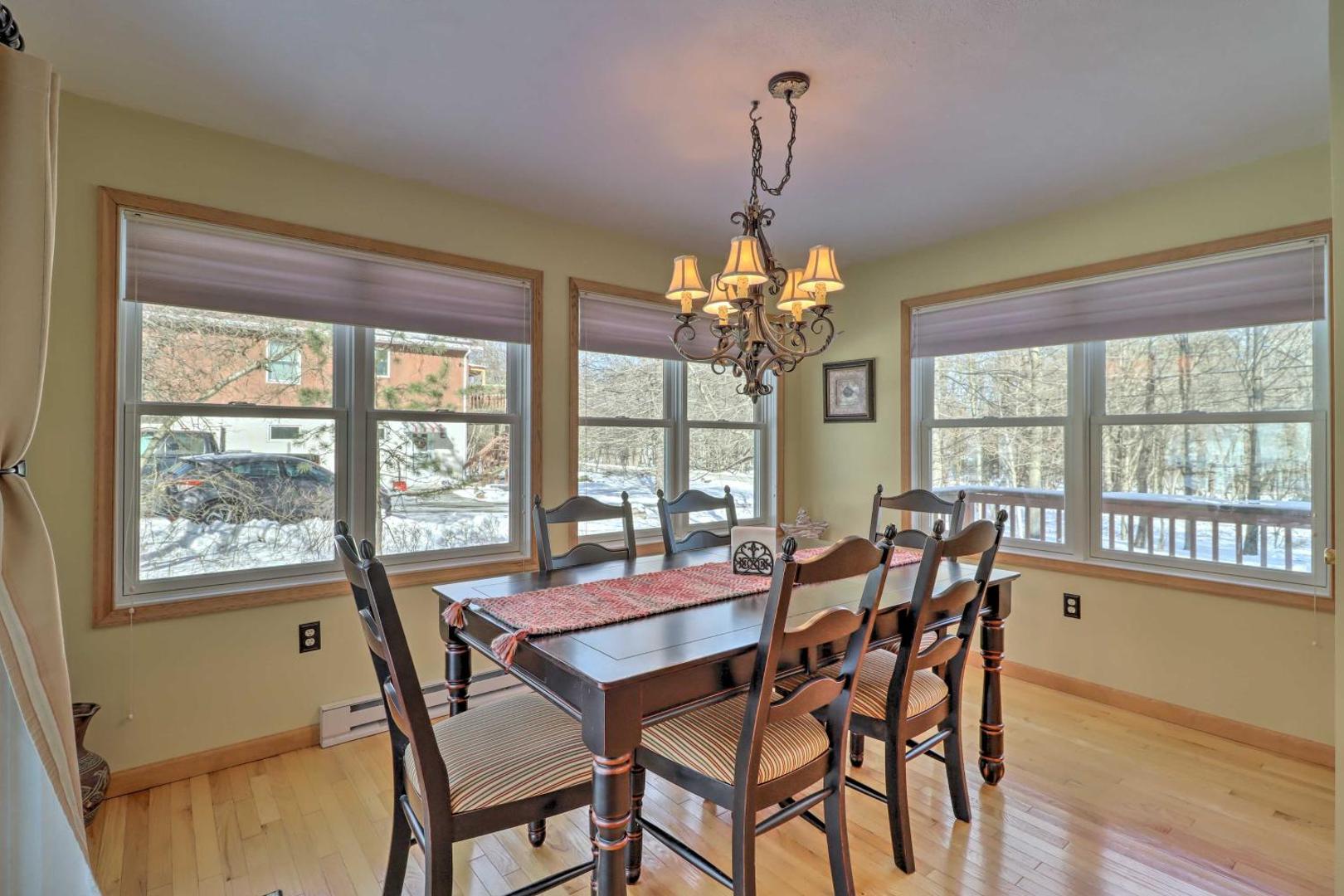 Fotografie 9: Deck, Pool, Trails Access: Pocono Family Home!