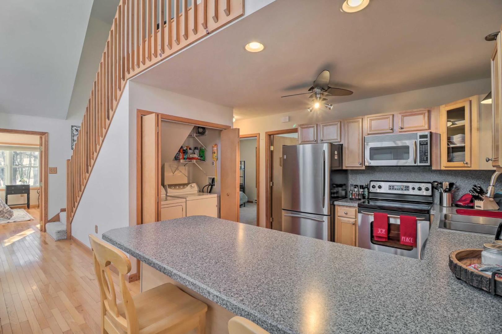 Fotografie 10: Deck, Pool, Trails Access: Pocono Family Home!