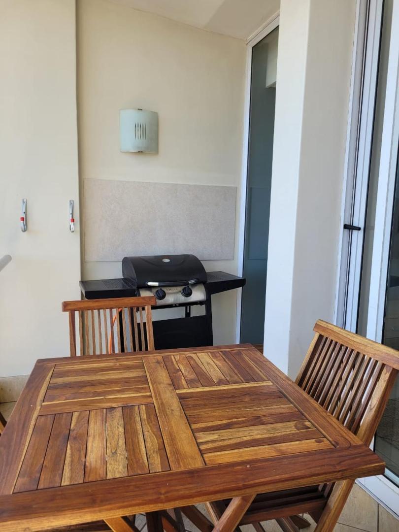 Kuva 8: Accommodation Front - Modern 2 Sleeper Penthouse with Magnificent Views