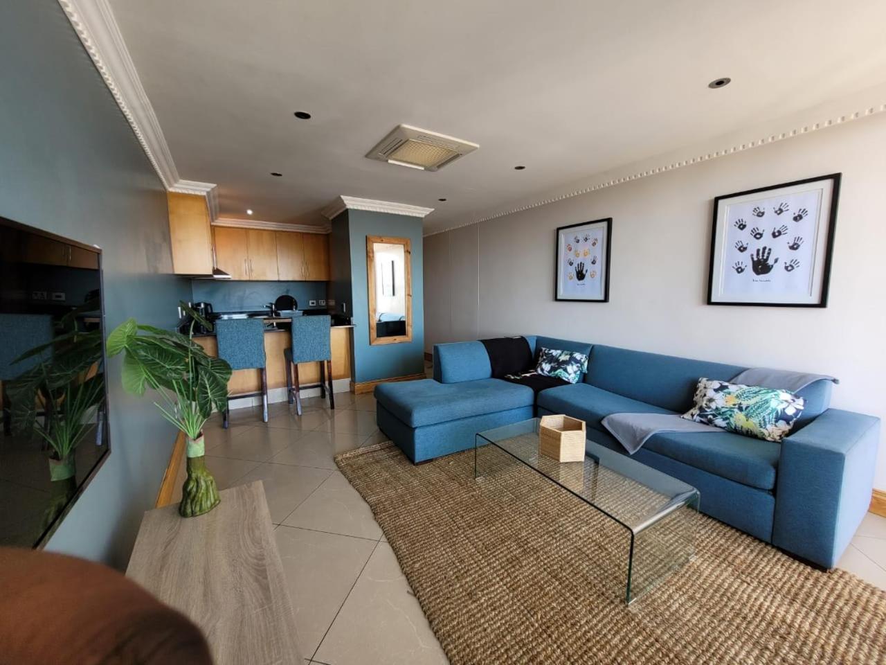 Kuva 7: Accommodation Front - Modern 2 Sleeper Penthouse with Magnificent Views