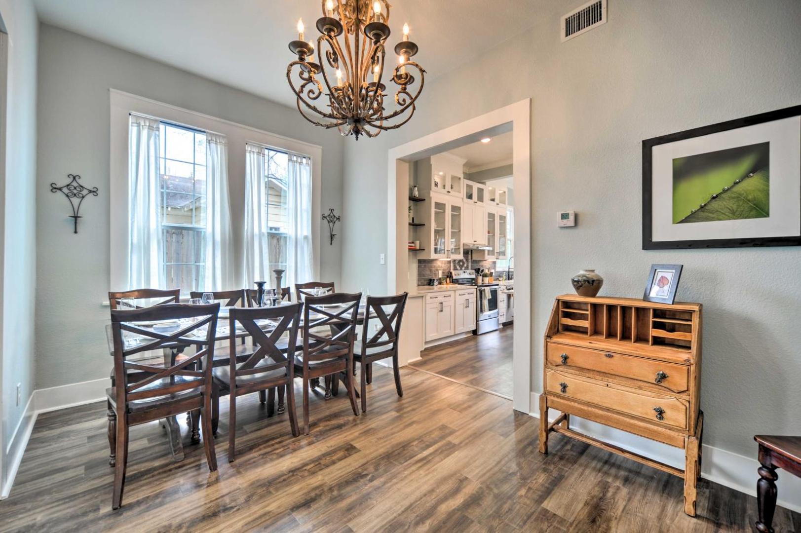 Bild 7: Spacious Abode, Walk to Texas Heroes Square!
