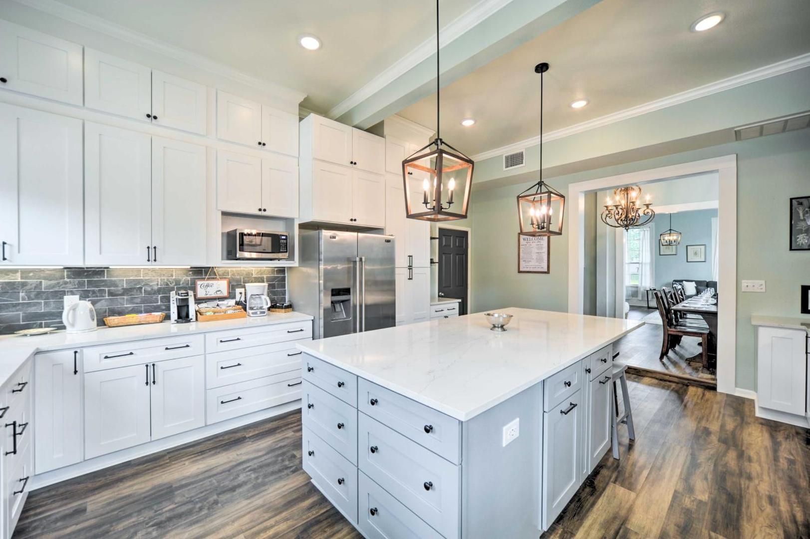 Bild 10: Spacious Abode, Walk to Texas Heroes Square!