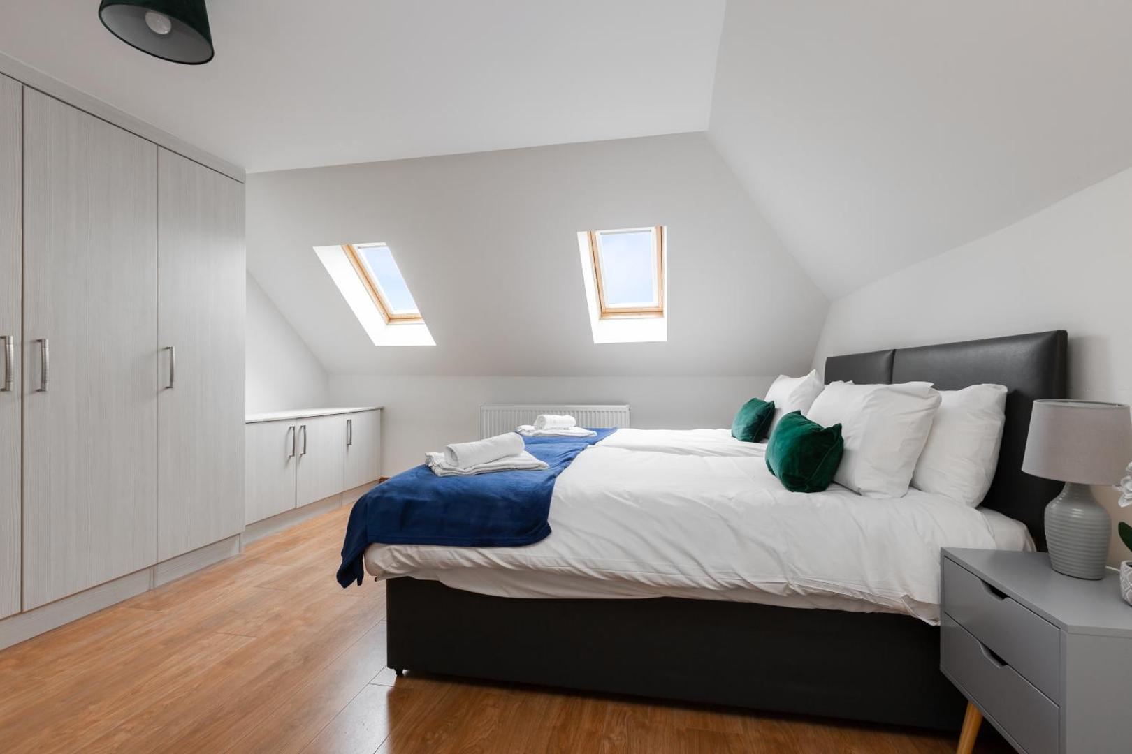 Kuva 8: Albert - 5 Bedrooms Sleeps 11 Parking Wi-Fi Contractors