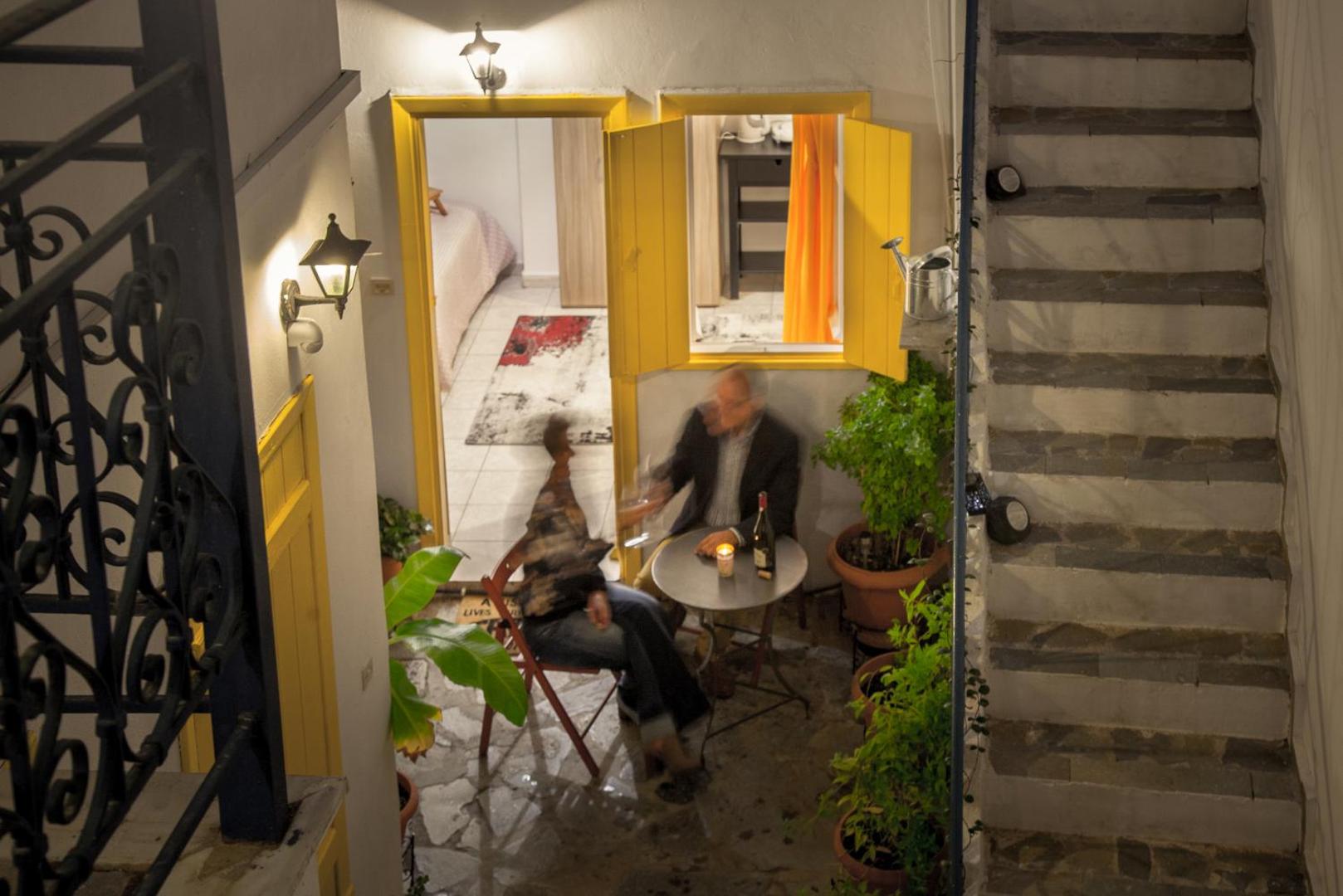 Bilde 2: Ground Studio in bohemian Psiri in the historic center-In Vivo Apartments
