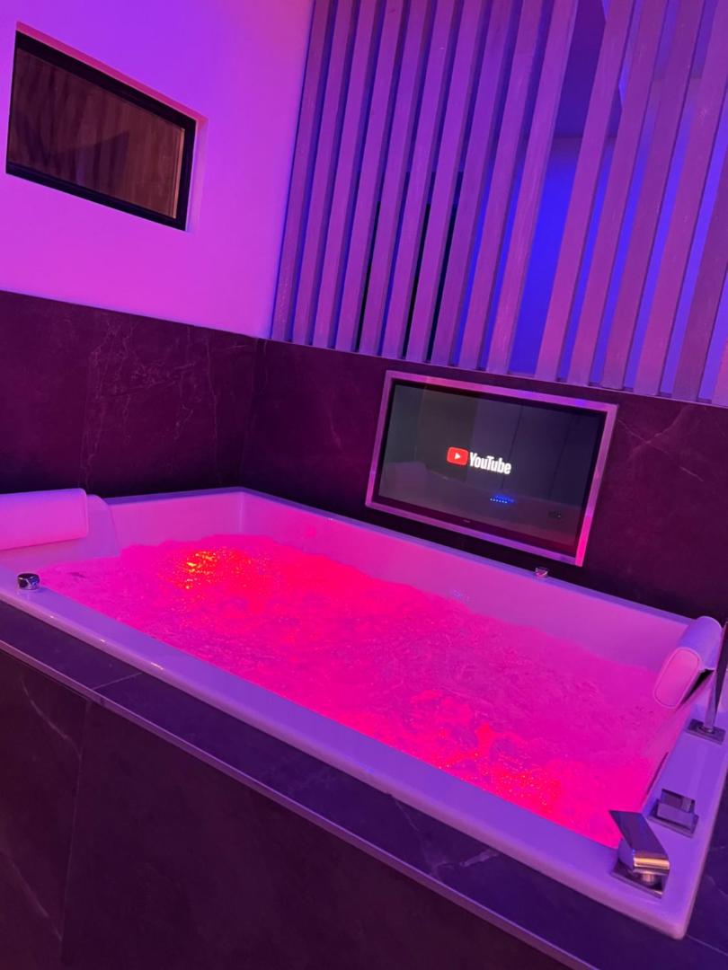 Chic & Jacuzzi photo 9