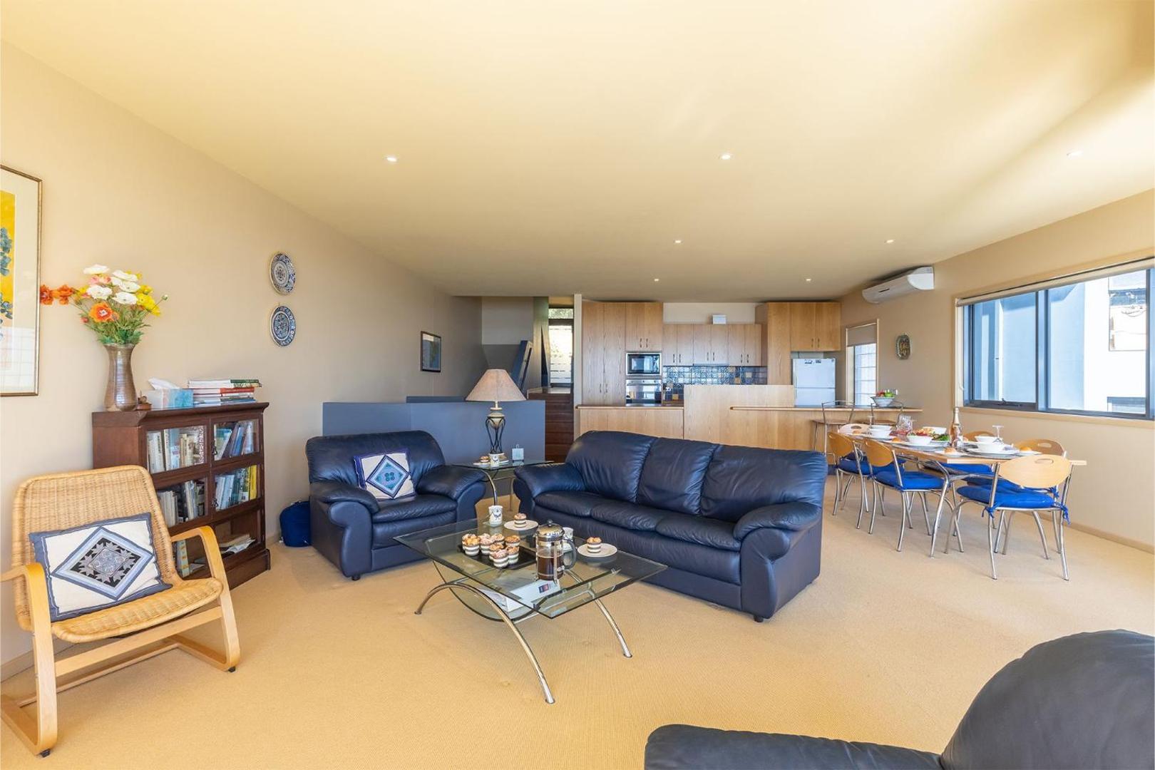 Billede 7: High View, 23 Wollomi Ave - perfect coastal getaway, with stunning water views and Wifi
