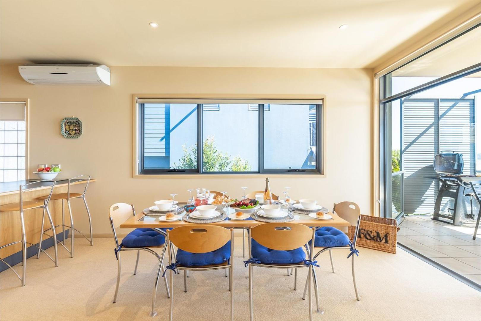 Billede 8: High View, 23 Wollomi Ave - perfect coastal getaway, with stunning water views and Wifi