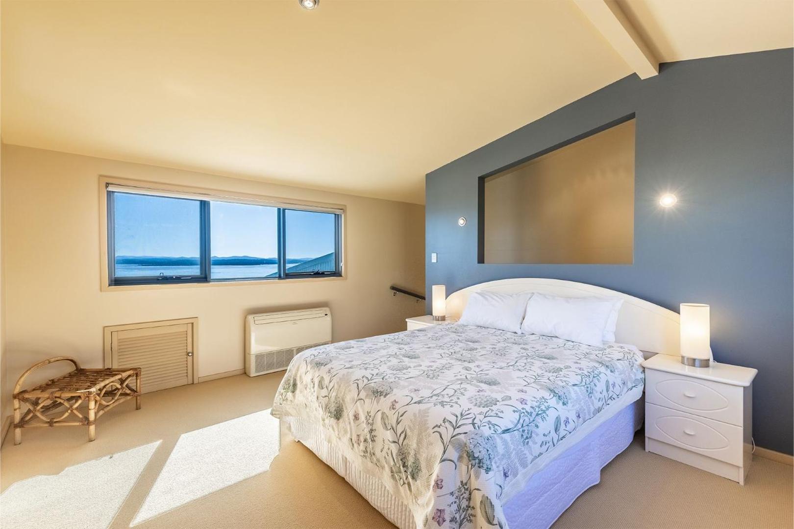 Billede 10: High View, 23 Wollomi Ave - perfect coastal getaway, with stunning water views and Wifi