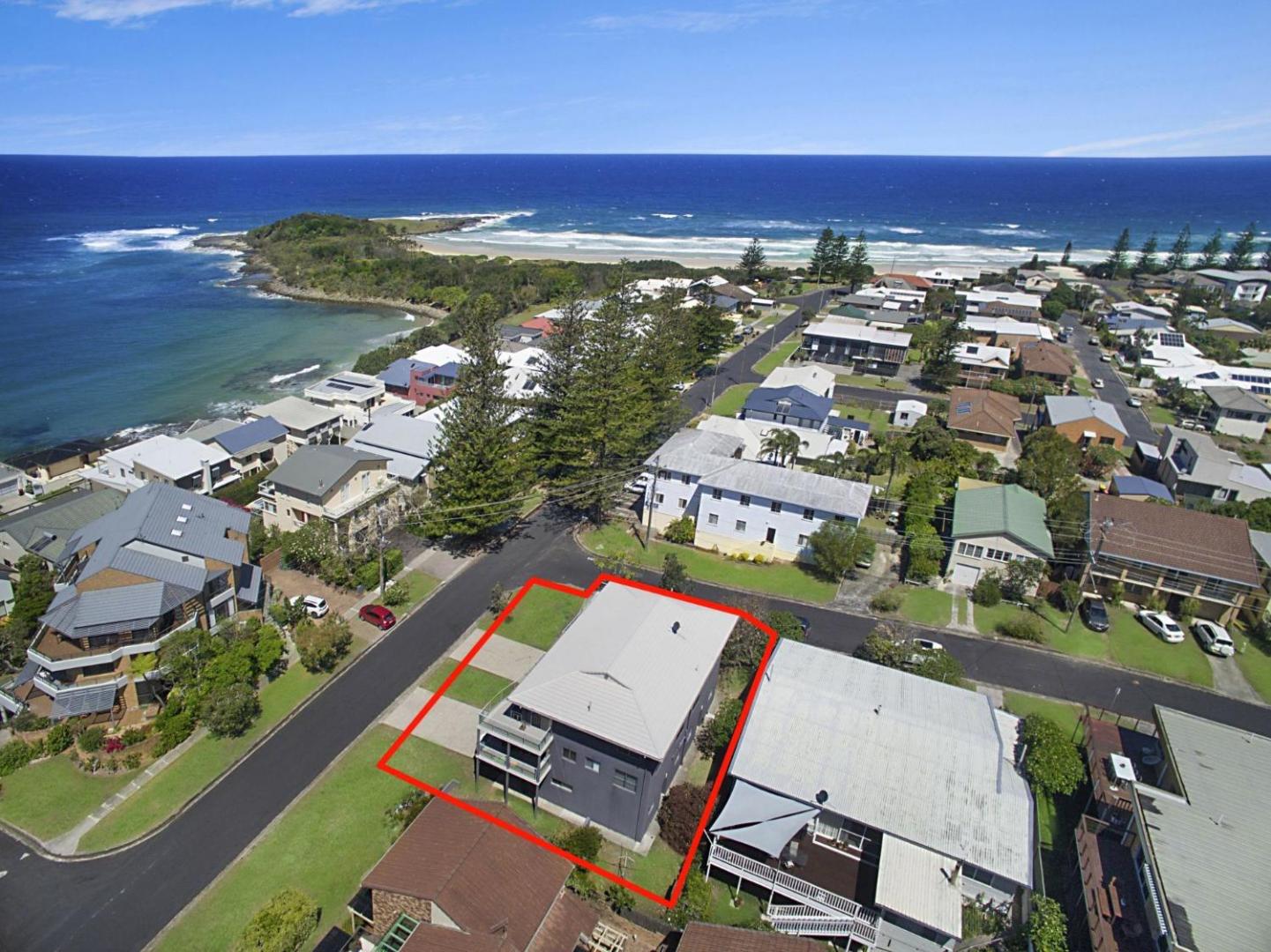 Foto 10: Yamba 58 - Modern Coastal Living Near Main Beach with Ocean Views - Holiday Yamba