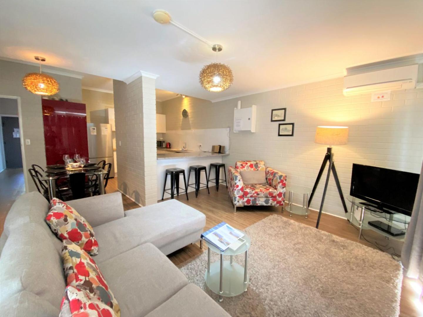 Foto 6: Summit 9 - Stylish 3BR Apartment l Amazing Lake Views l WiFi l BBQ l Air-Con