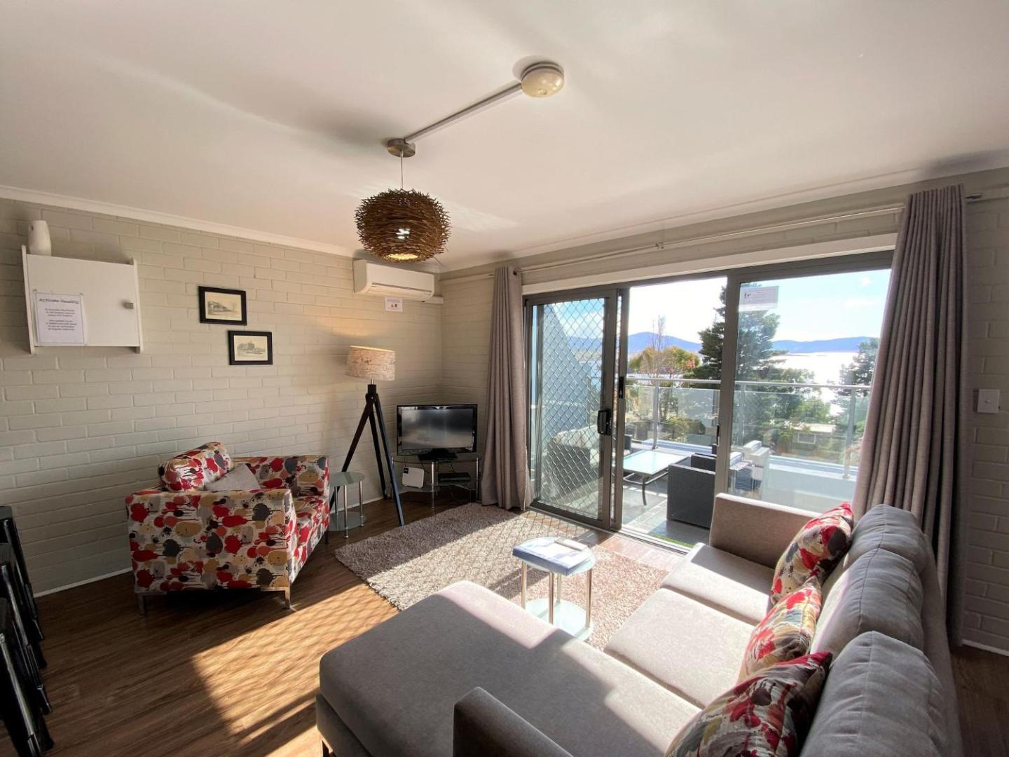 Foto 7: Summit 9 - Stylish 3BR Apartment l Amazing Lake Views l WiFi l BBQ l Air-Con