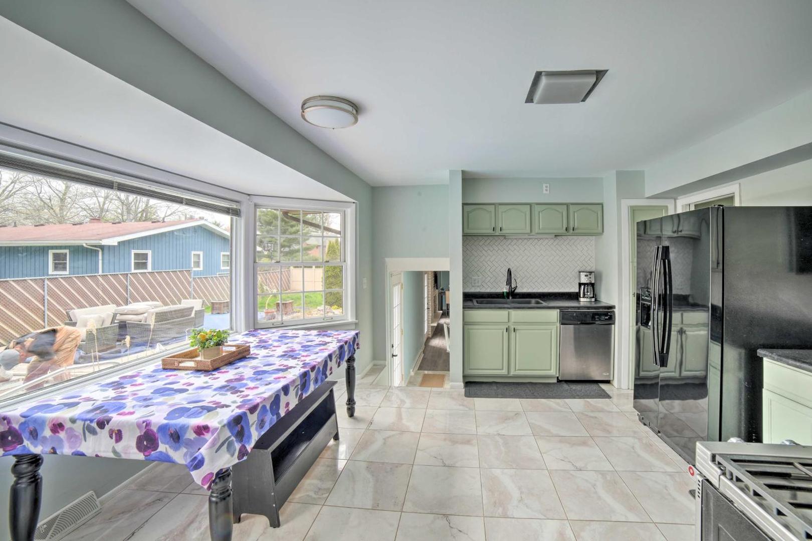 Fotografia 7: Spacious Getaway with Heated Private Pool!