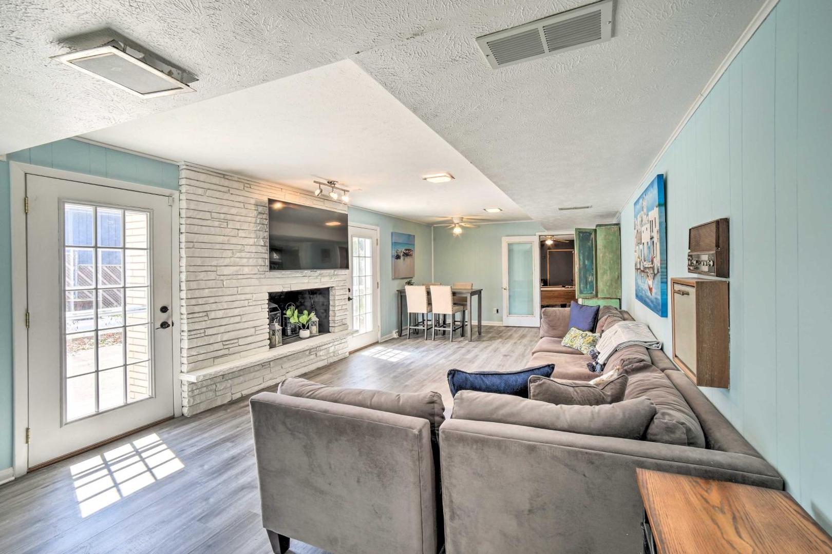 Fotografia 9: Spacious Getaway with Heated Private Pool!