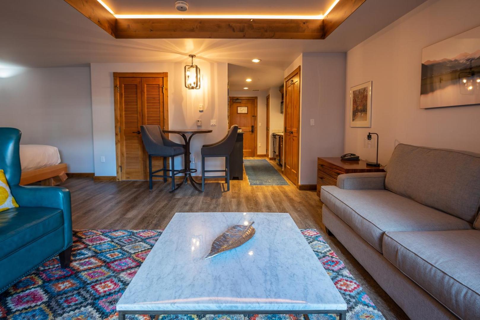 Studio Efficiency Unit with Balcony over Mountaineer Square condo photo 5