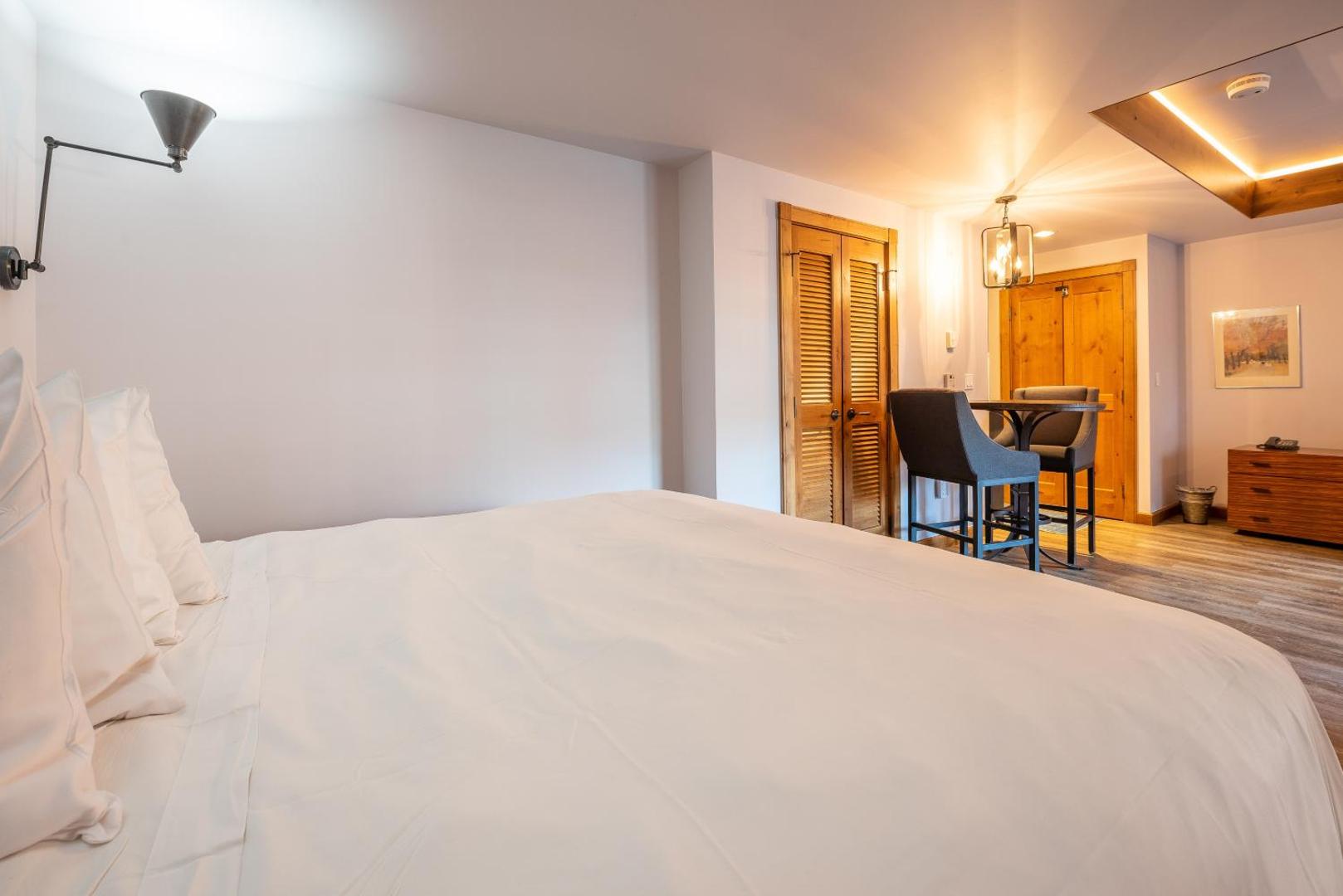 Studio Efficiency Unit with Balcony over Mountaineer Square condo photo 8